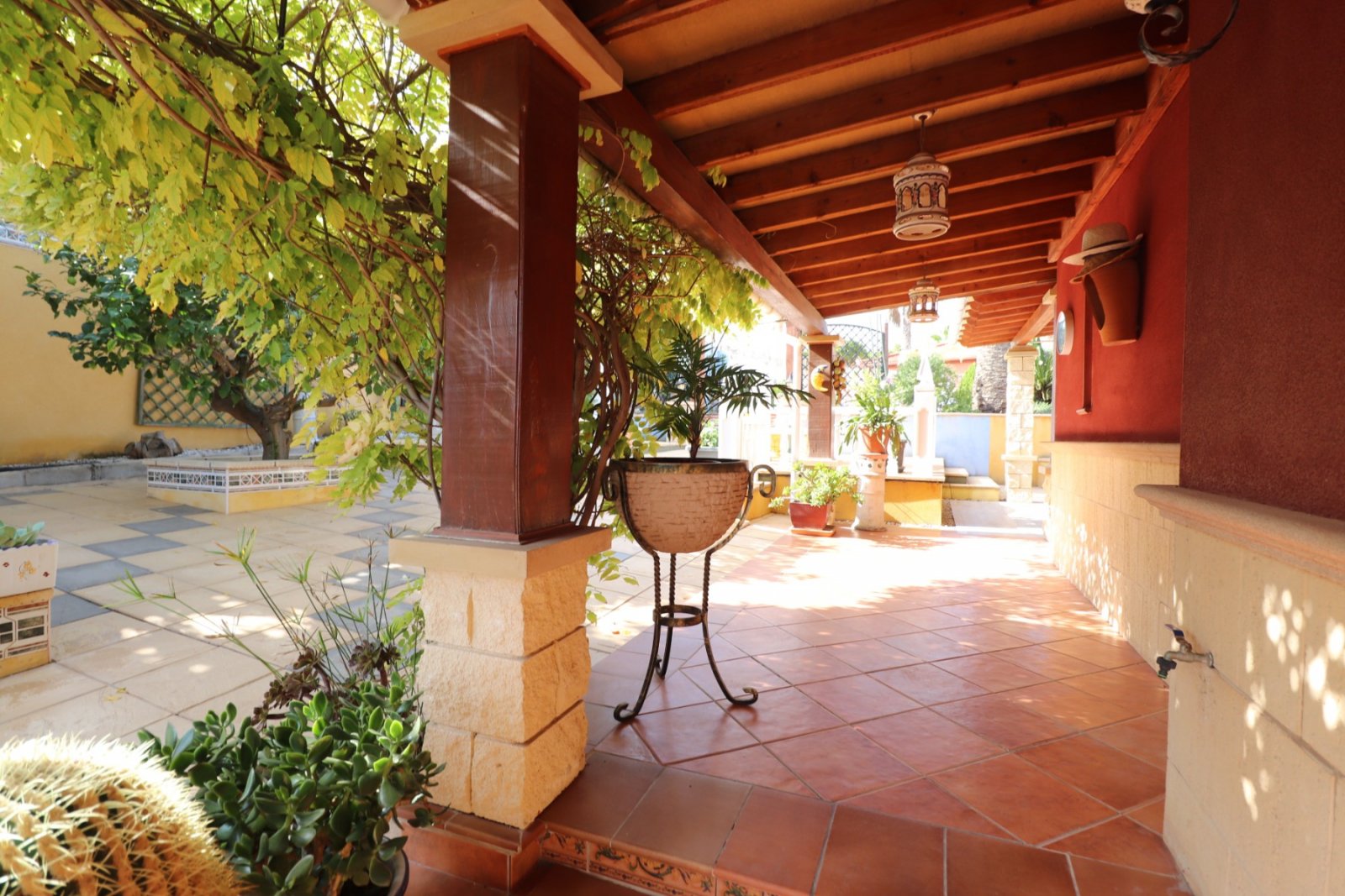   This Incredible, Three Bedroom, Detached Villa in Lomas de la Juliana is located in a prestigious residential area, just a 5-minute drive from Al...