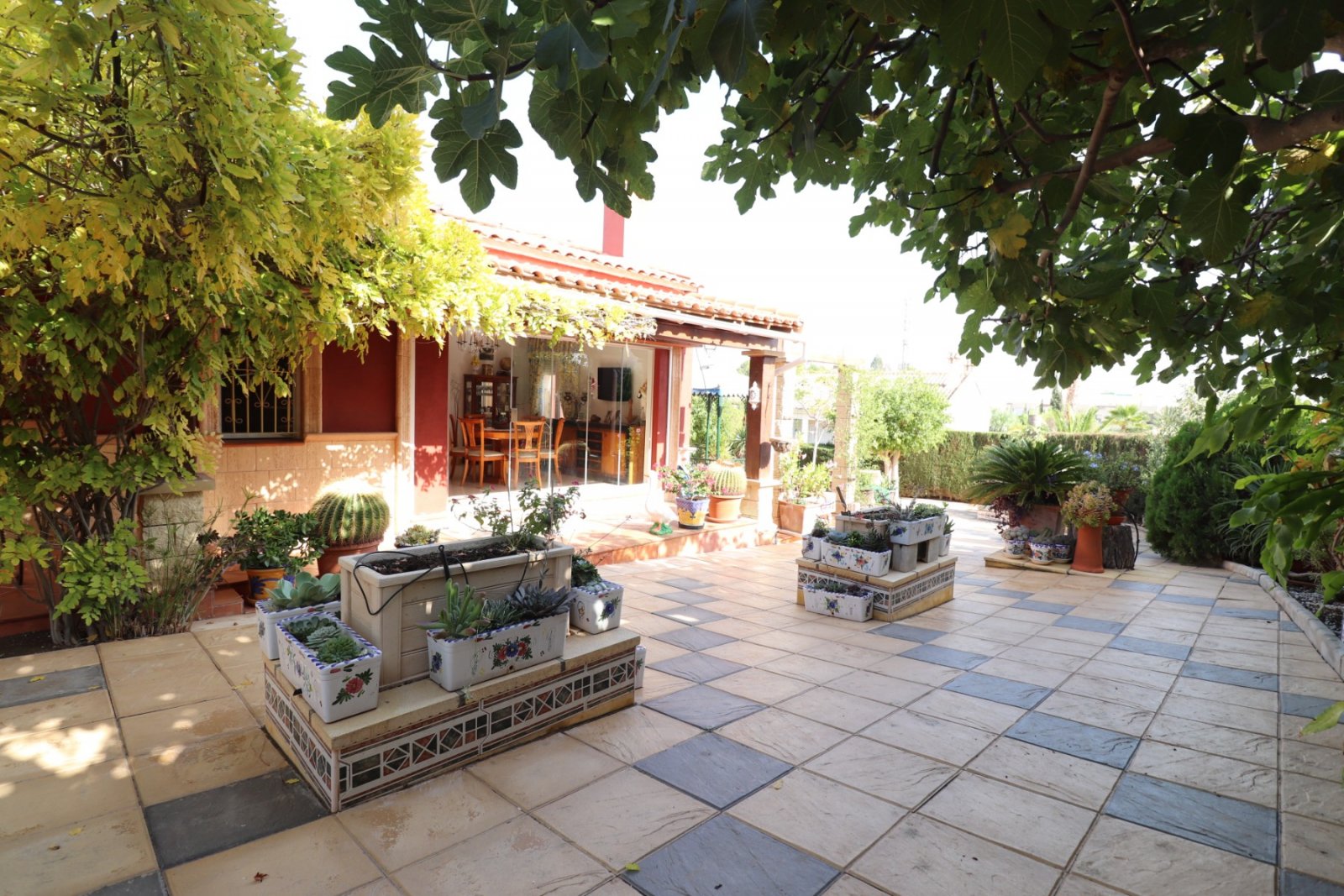   This Incredible, Three Bedroom, Detached Villa in Lomas de la Juliana is located in a prestigious residential area, just a 5-minute drive from Al...