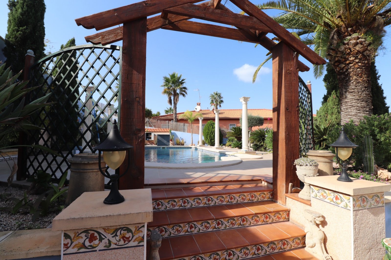   This Incredible, Three Bedroom, Detached Villa in Lomas de la Juliana is located in a prestigious residential area, just a 5-minute drive from Al...