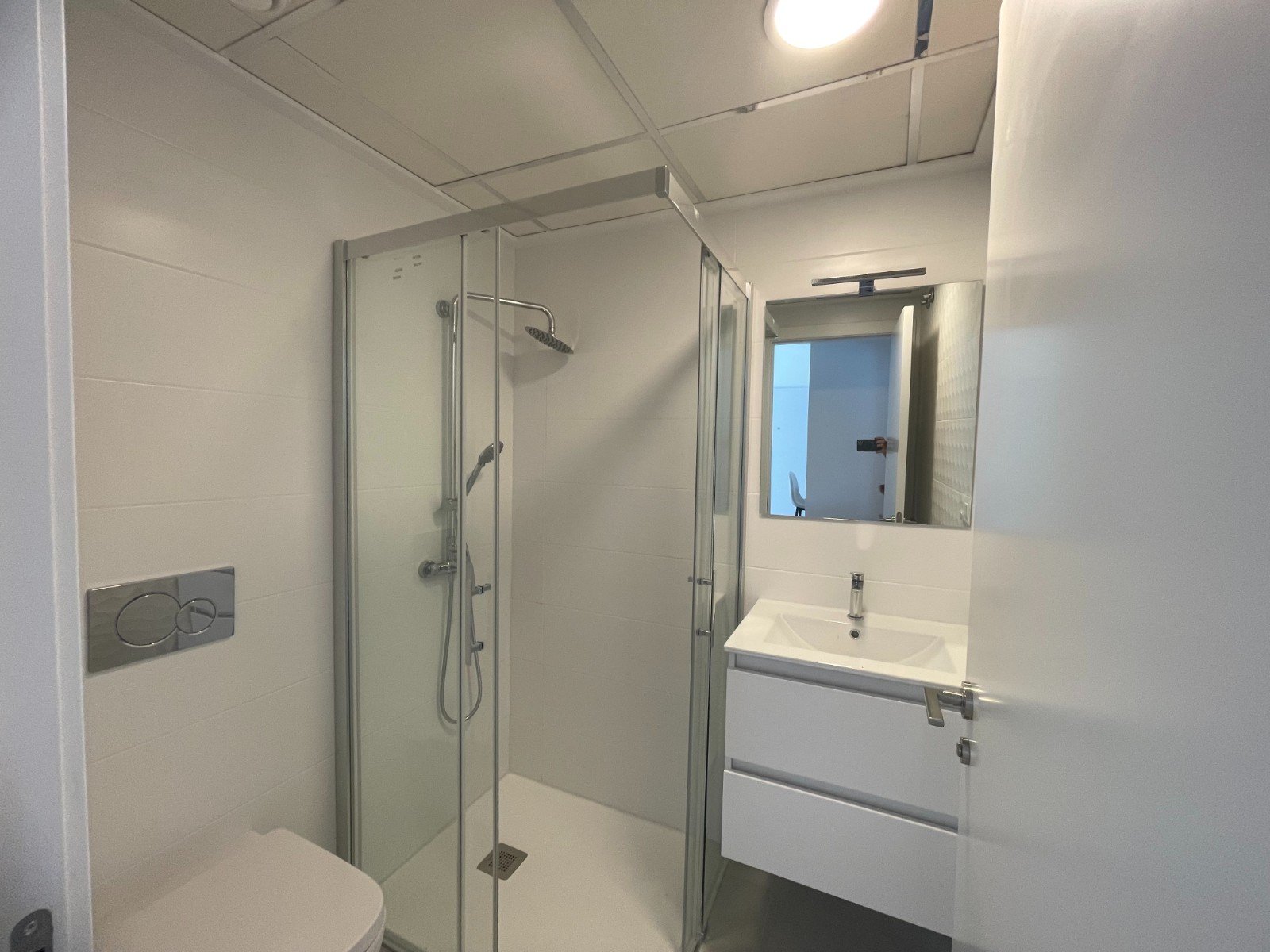   This South Facing, Two Bedroom, Top Floor Corner Apartment is located within a 10 minute walk of a main chain supermarket, JYSK furniture store, ...