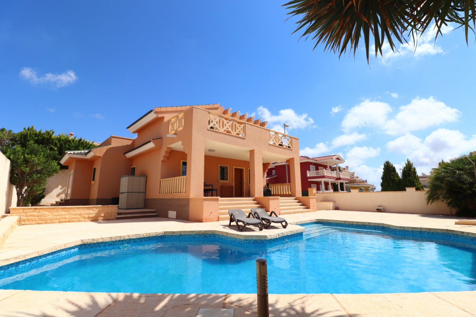 Ciudad Quesada:   This South Facing, Four Bedroom, Detached Villa in Ciudad Quesada is located in a prestigious area, surrounded by exclusive properties in the hig... 