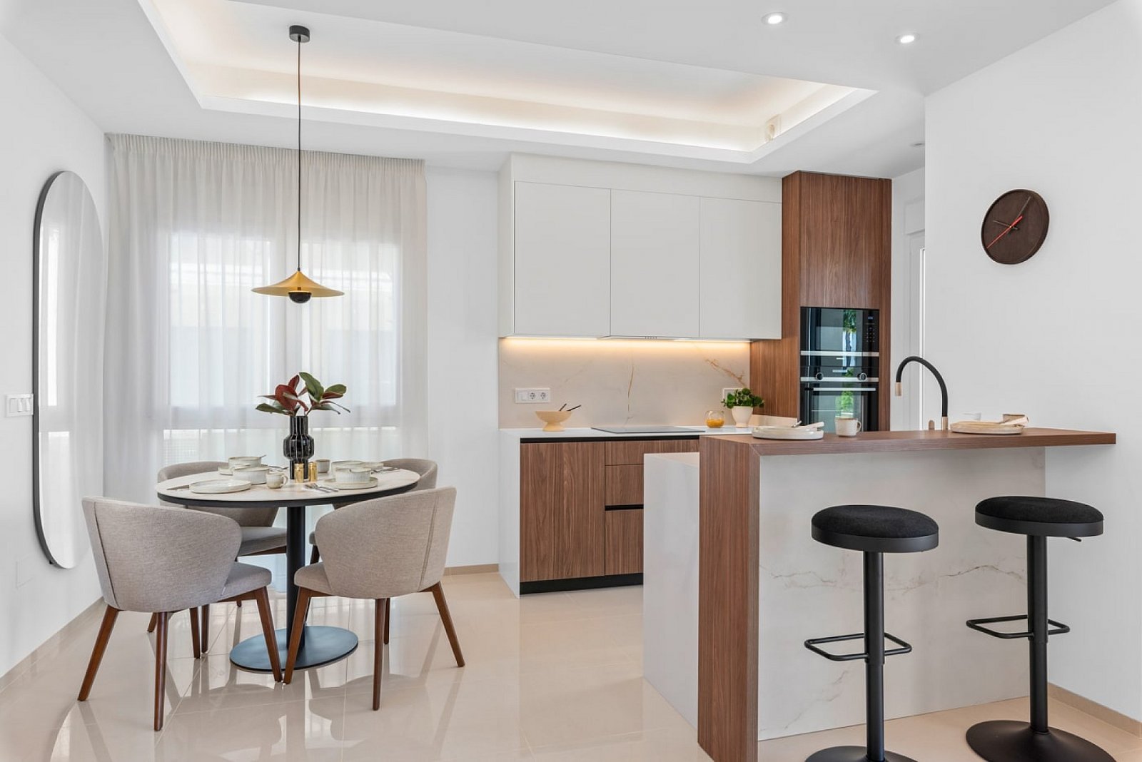 <p>Apartments - solarium provided with 2 Bedrooms and 2 Bathrooms, communal swimming pool and parking spot. </p>