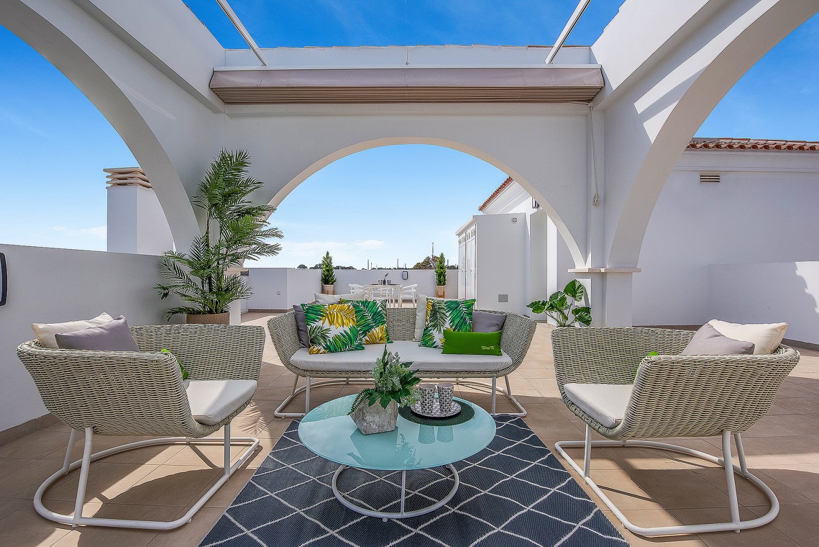 <p>Apartments - solarium provided with 2 Bedrooms and 2 Bathrooms, communal swimming pool and parking spot. </p>