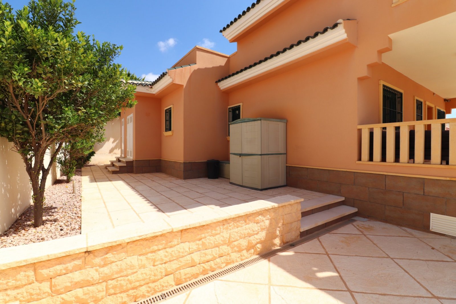   This South Facing, Four Bedroom, Detached Villa in Ciudad Quesada is located in a prestigious area, surrounded by exclusive properties in the hig...