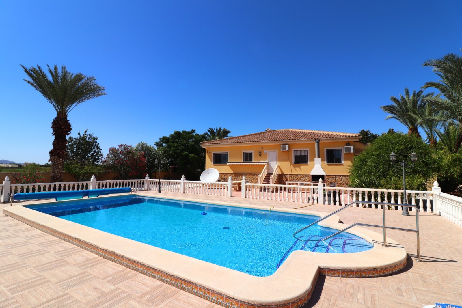   This South Facing, Three Bedroom, Country Villa in Catral is located in the beautiful open countryside, enjoying mountain views yet only a 5 minu...