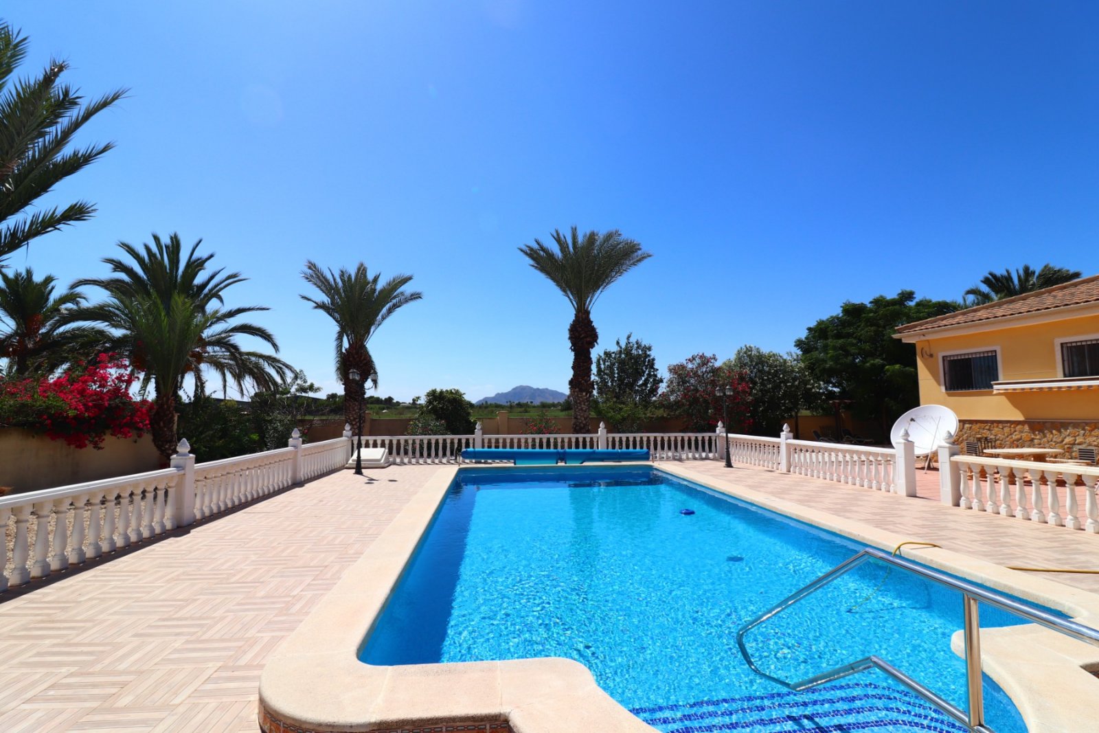   This South Facing, Three Bedroom, Country Villa in Catral is located in the beautiful open countryside, enjoying mountain views yet only a 5 minu...