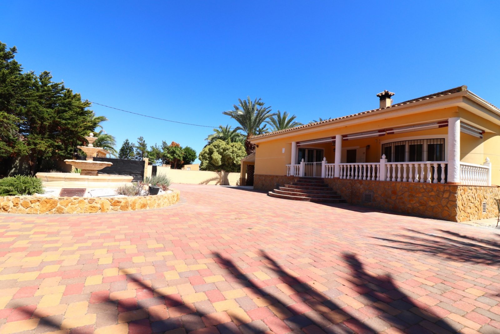   This South Facing, Three Bedroom, Country Villa in Catral is located in the beautiful open countryside, enjoying mountain views yet only a 5 minu...