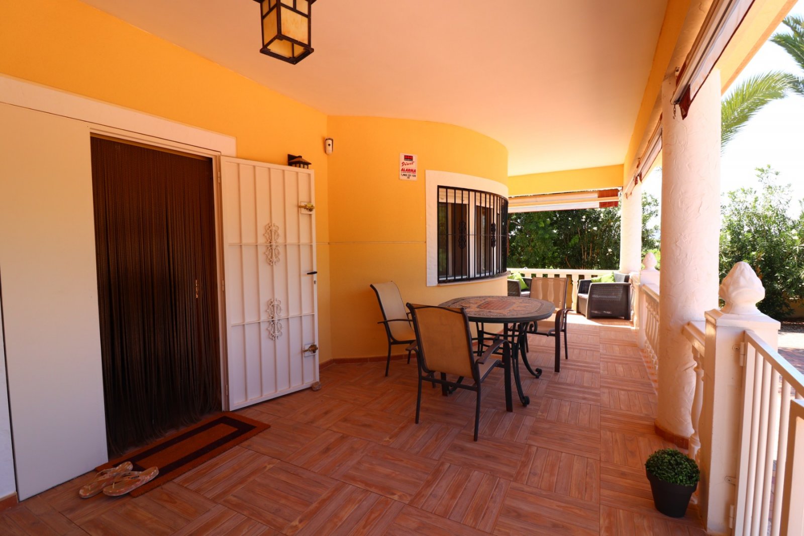   This South Facing, Three Bedroom, Country Villa in Catral is located in the beautiful open countryside, enjoying mountain views yet only a 5 minu...