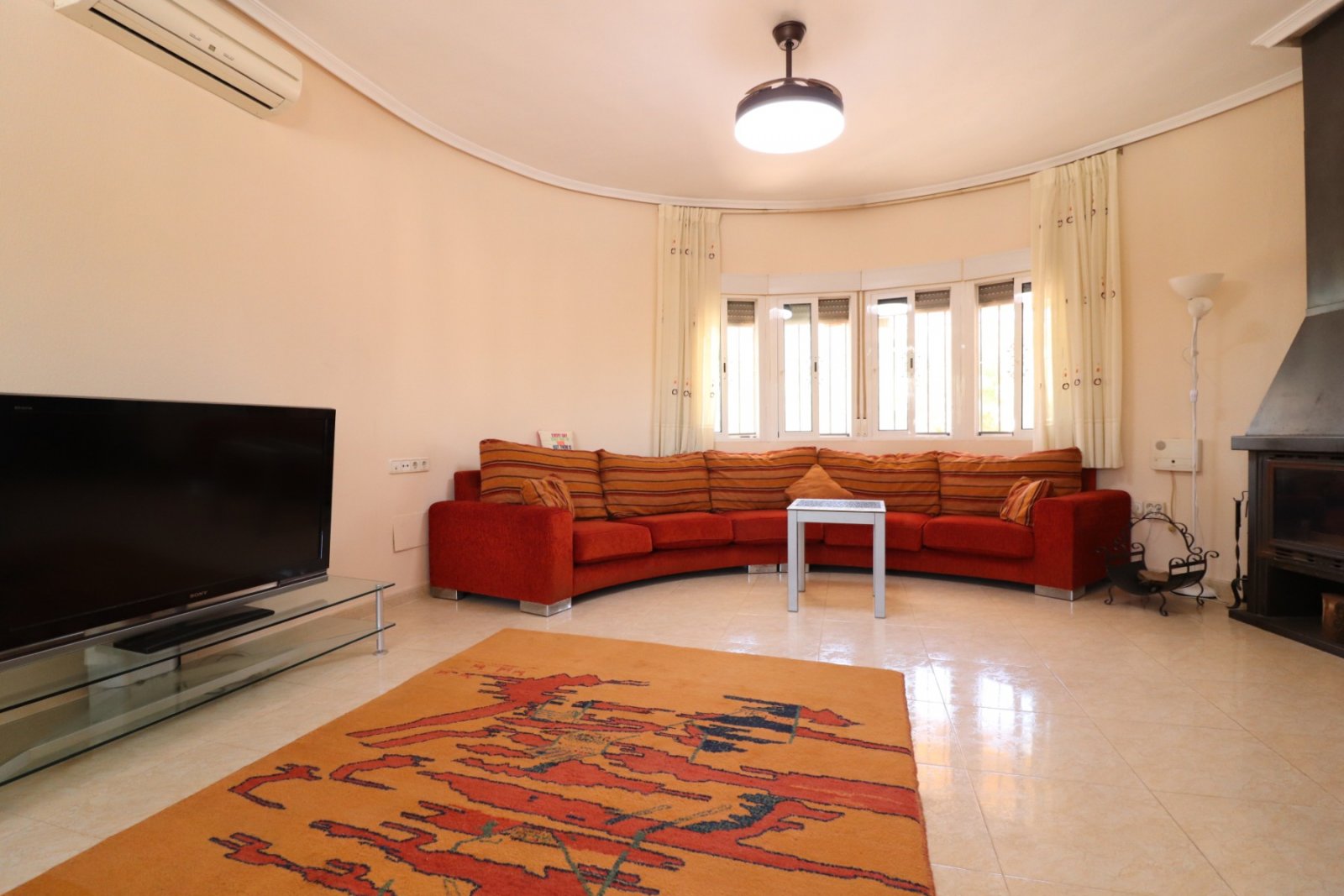   This South Facing, Three Bedroom, Country Villa in Catral is located in the beautiful open countryside, enjoying mountain views yet only a 5 minu...