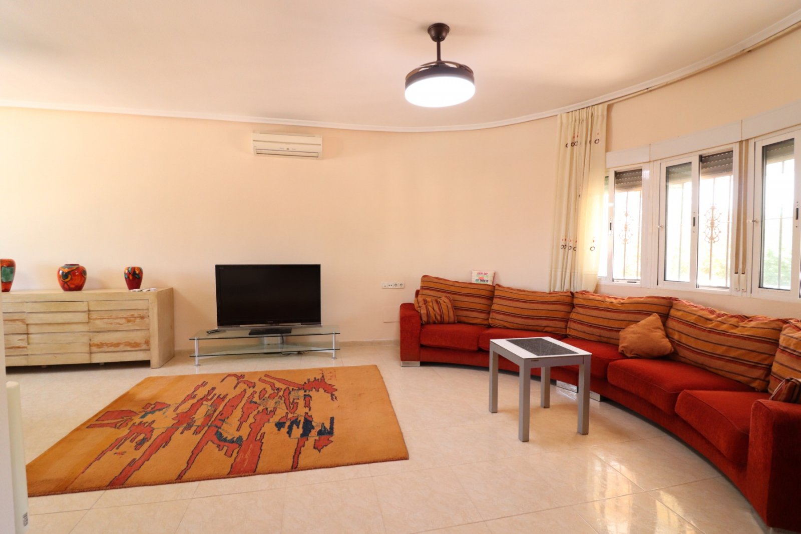   This South Facing, Three Bedroom, Country Villa in Catral is located in the beautiful open countryside, enjoying mountain views yet only a 5 minu...