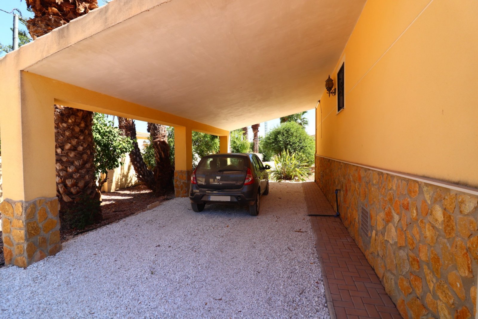   This South Facing, Three Bedroom, Country Villa in Catral is located in the beautiful open countryside, enjoying mountain views yet only a 5 minu...