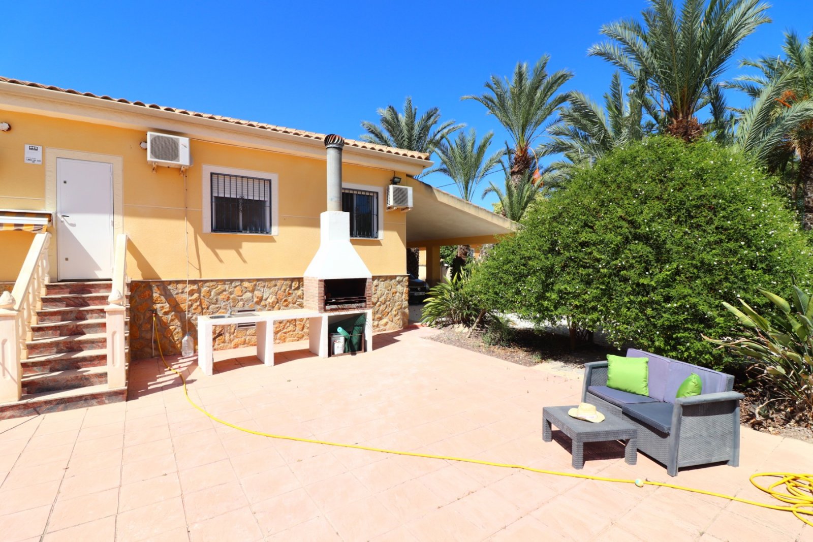   This South Facing, Three Bedroom, Country Villa in Catral is located in the beautiful open countryside, enjoying mountain views yet only a 5 minu...
