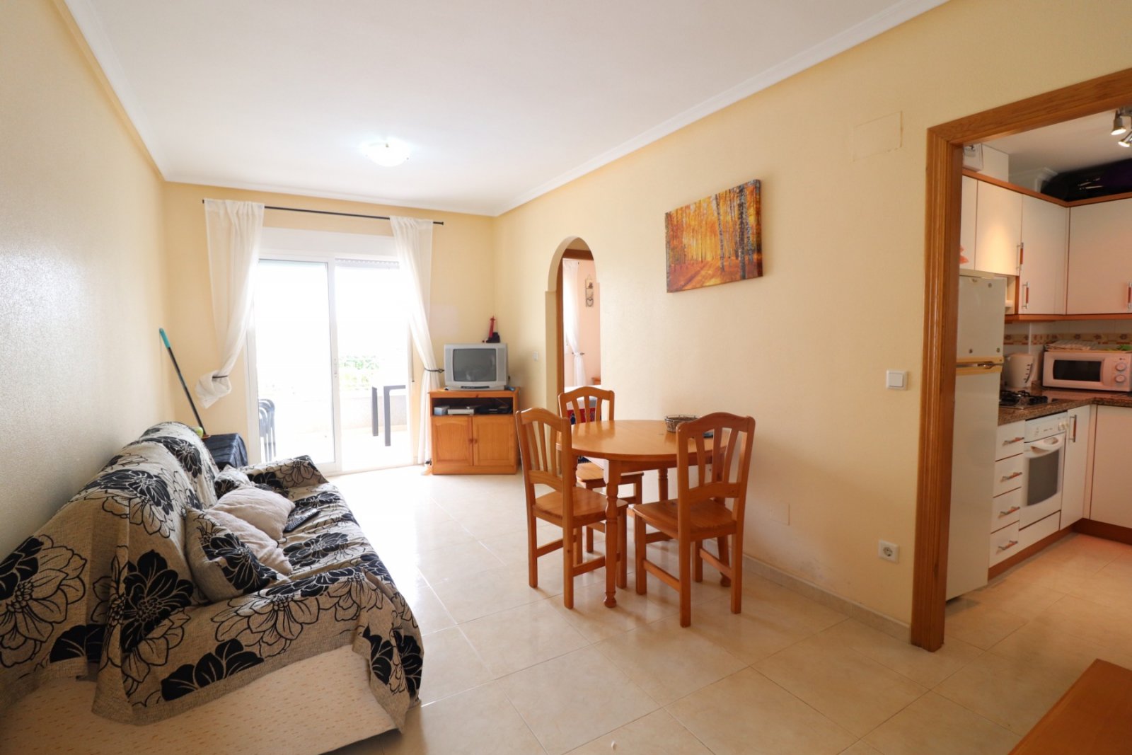   This East Facing, Two Bedroom, First Floor Apartment in Guardamar del Segura is located close to the heart of this popular coastal town. The stun...