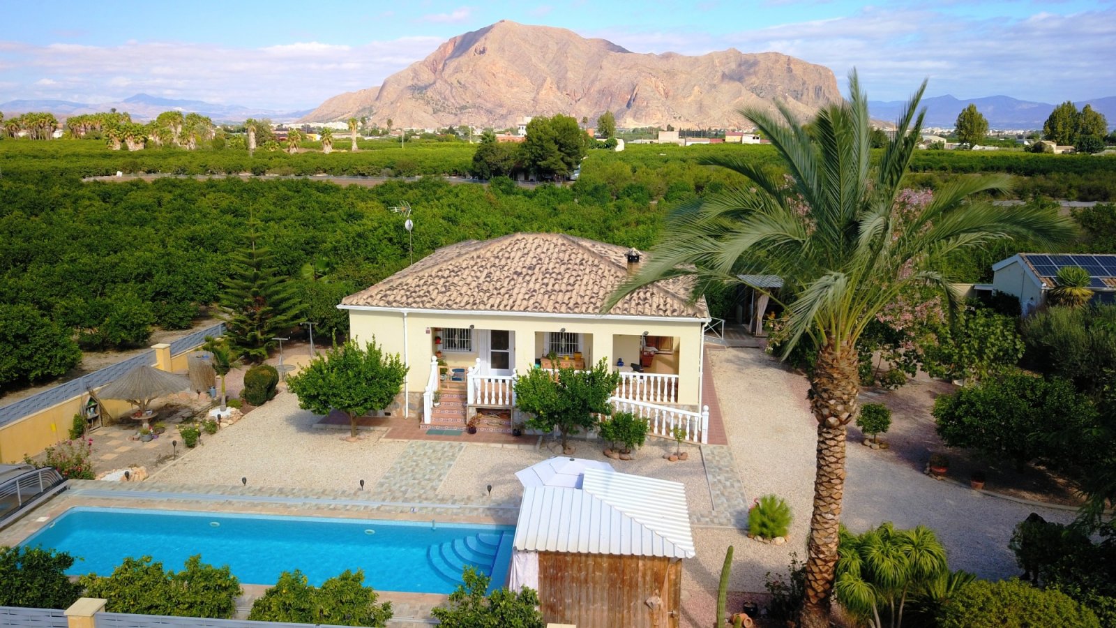   This South Facing, Three Bedroom, Detached Country Villa in La Campaneta is located amongst beautiful citrus groves with a stunning mountain back...