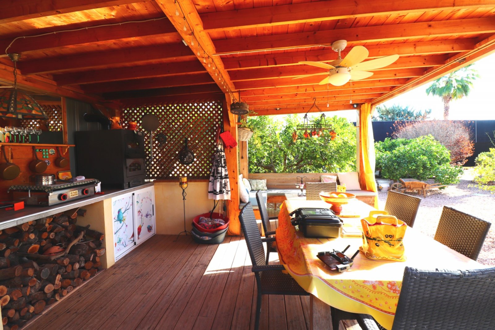   This South Facing, Three Bedroom, Detached Country Villa in La Campaneta is located amongst beautiful citrus groves with a stunning mountain back...