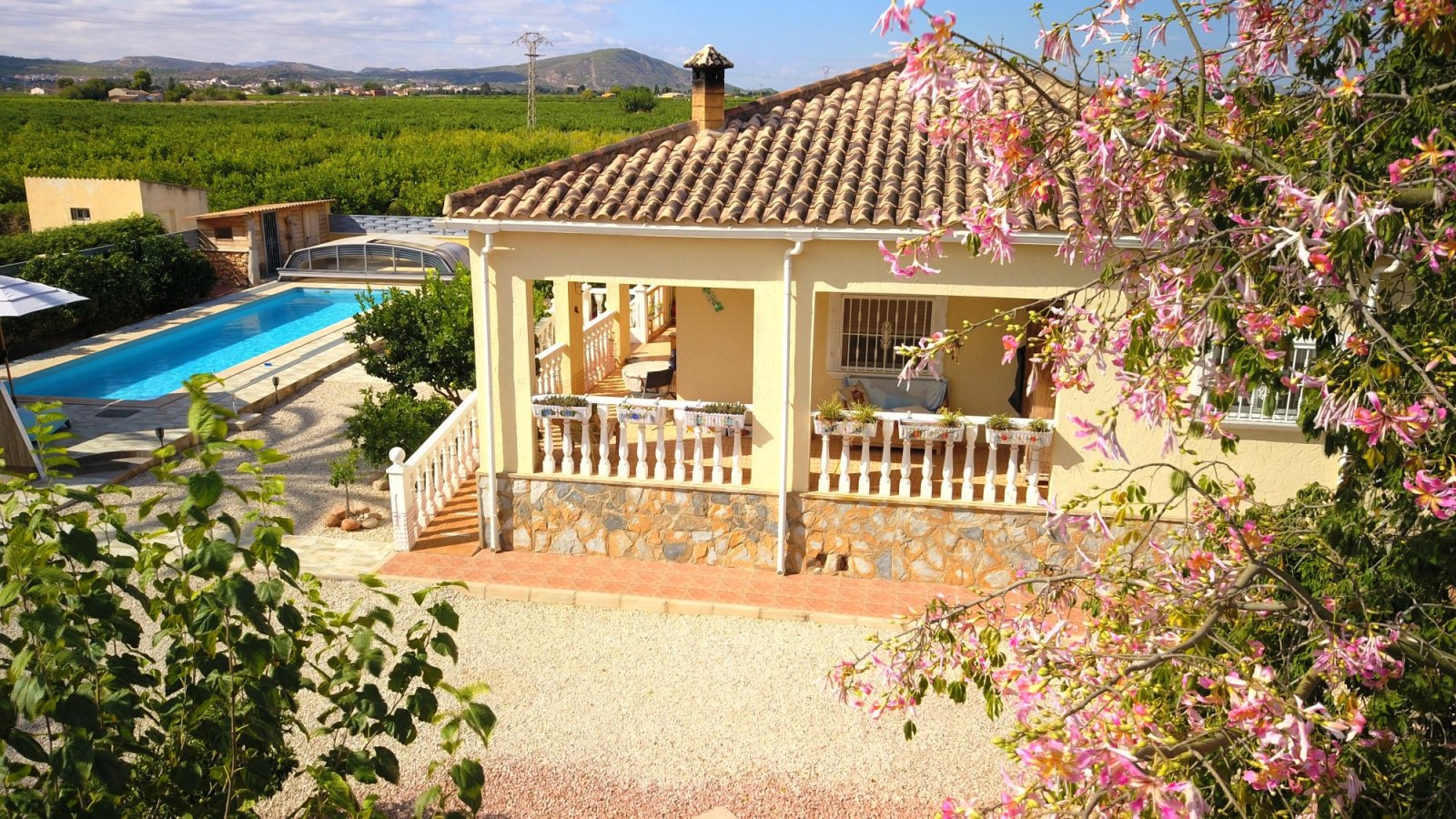  This South Facing, Three Bedroom, Detached Country Villa in La Campaneta is located amongst beautiful citrus groves with a stunning mountain back...