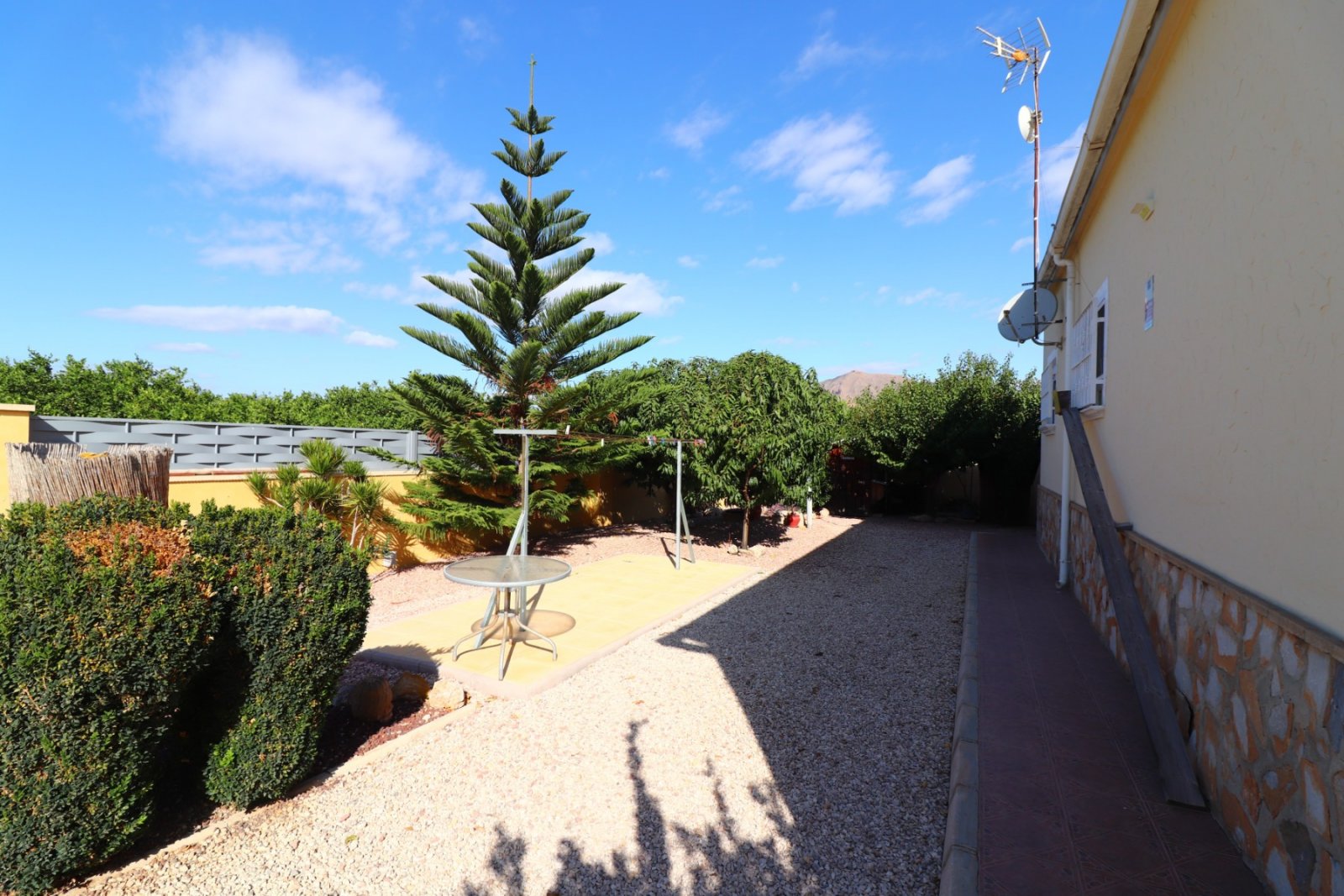   This South Facing, Three Bedroom, Detached Country Villa in La Campaneta is located amongst beautiful citrus groves with a stunning mountain back...