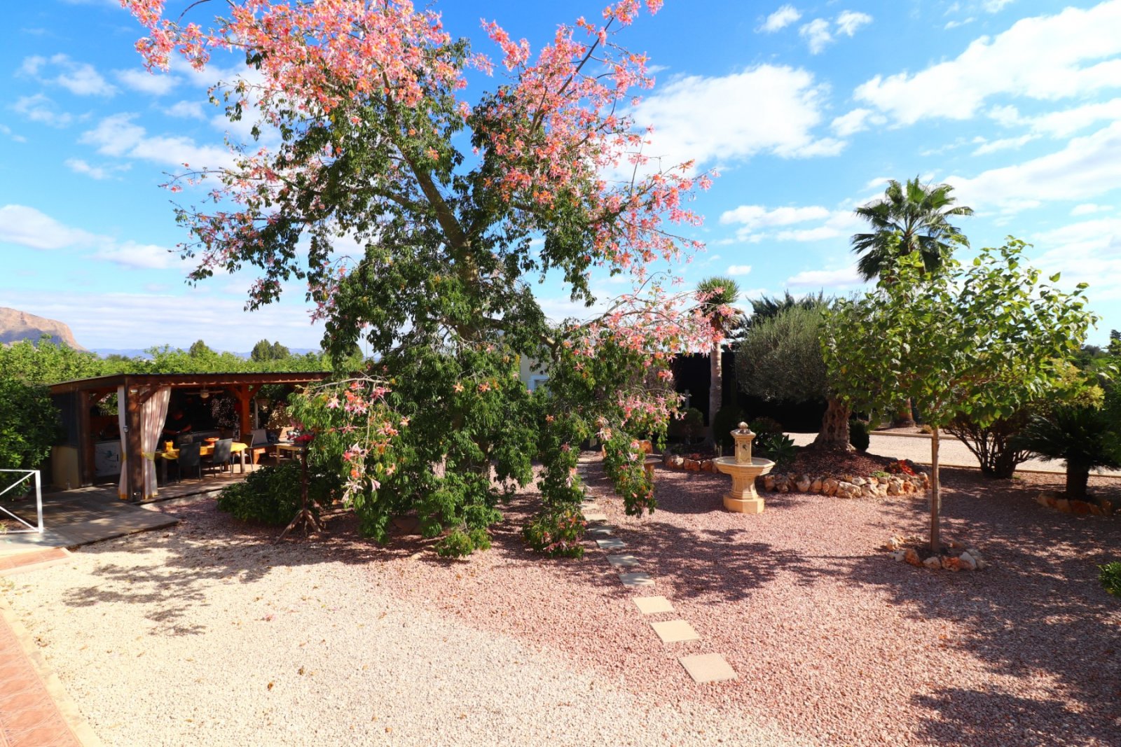   This South Facing, Three Bedroom, Detached Country Villa in La Campaneta is located amongst beautiful citrus groves with a stunning mountain back...