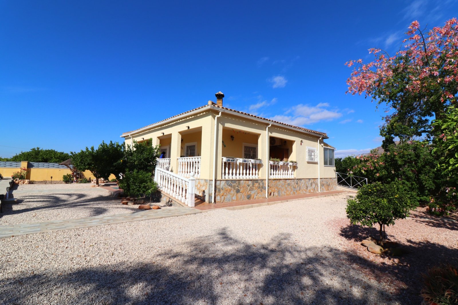   This South Facing, Three Bedroom, Detached Country Villa in La Campaneta is located amongst beautiful citrus groves with a stunning mountain back...