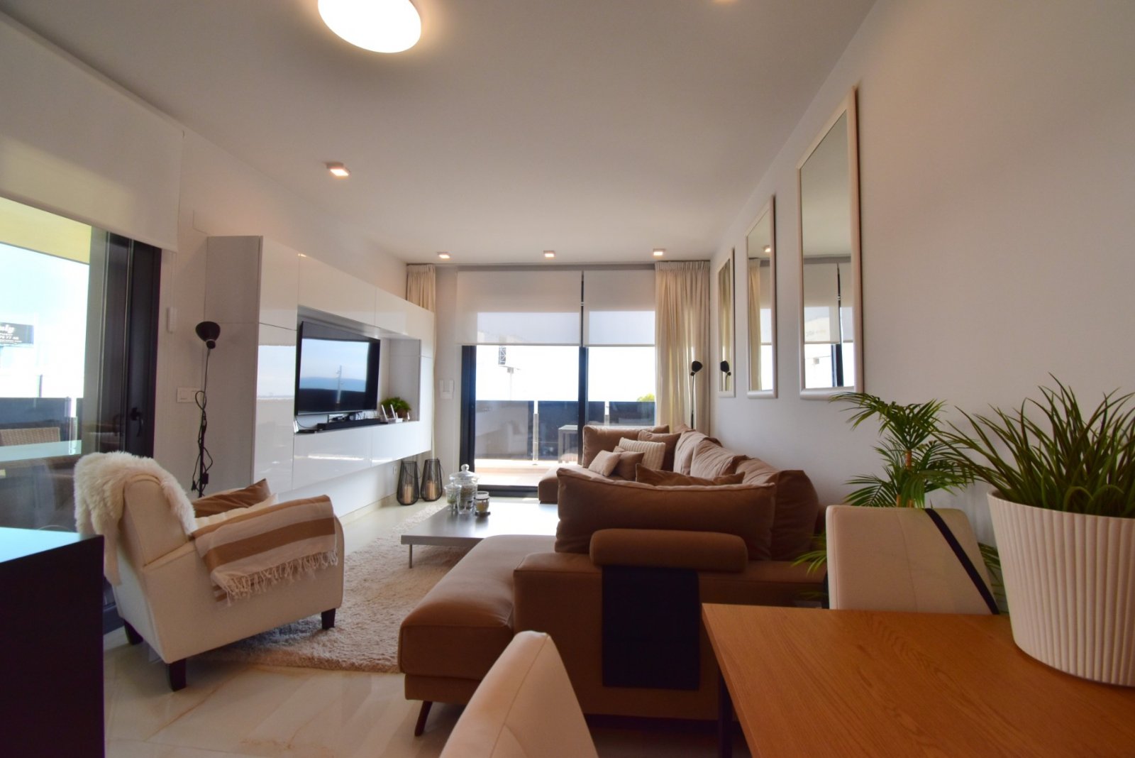   This South Facing, Three Bedroom, 2nd Floor Apartment in Playa Flamenca is located in a highly sought-after area of the Orihuela Costa, close to ...