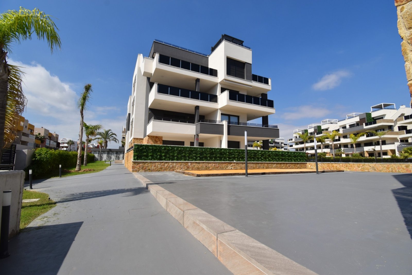   This South Facing, Three Bedroom, 2nd Floor Apartment in Playa Flamenca is located in a highly sought-after area of the Orihuela Costa, close to ...