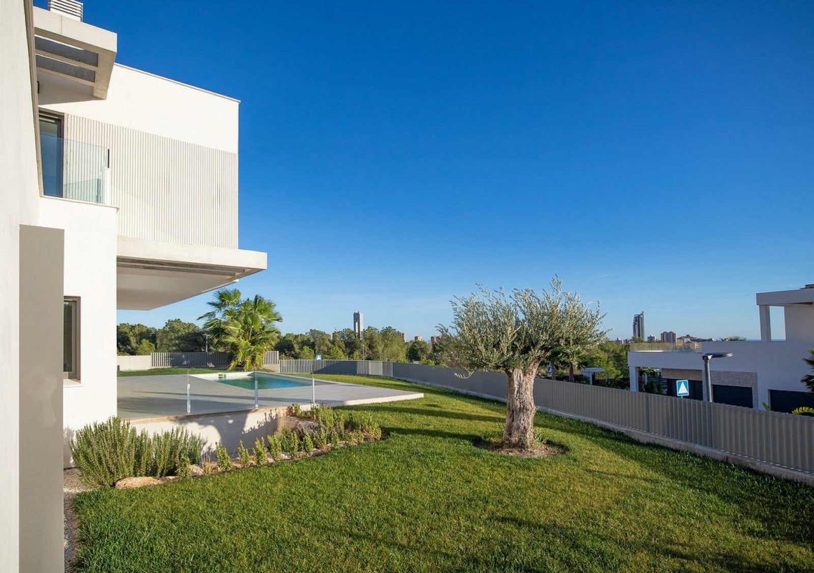 <p>Villa provided with 4 Bedrooms and 4 Bathrooms, private swimming pool and parking space on own plot. </p>