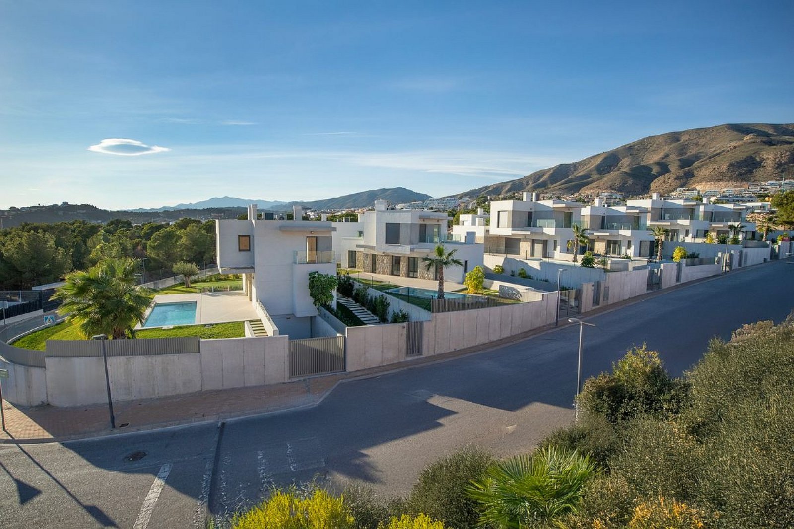 <p>Villa provided with 4 Bedrooms and 4 Bathrooms, private swimming pool and parking space on own plot. </p>