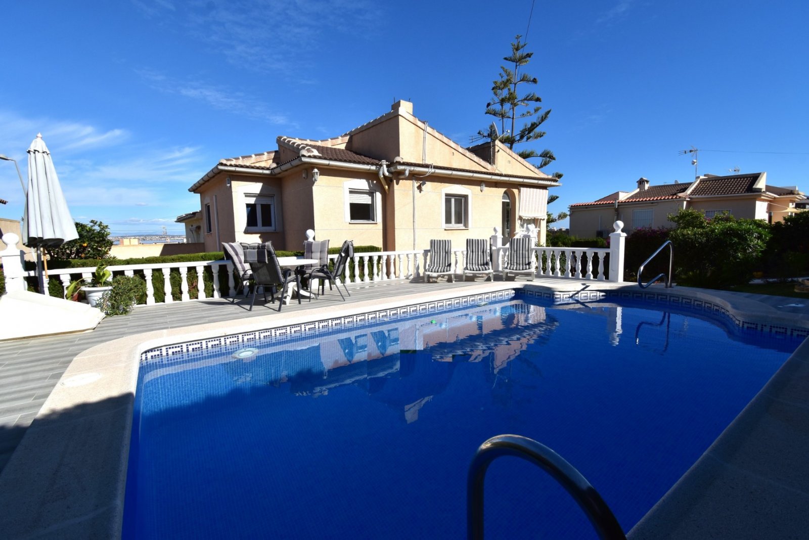   This Four Bedroom South Facing Semi Detached Villa in Los Balcones, is located in a highly desirable area on the Costa Blanca South, within just ...