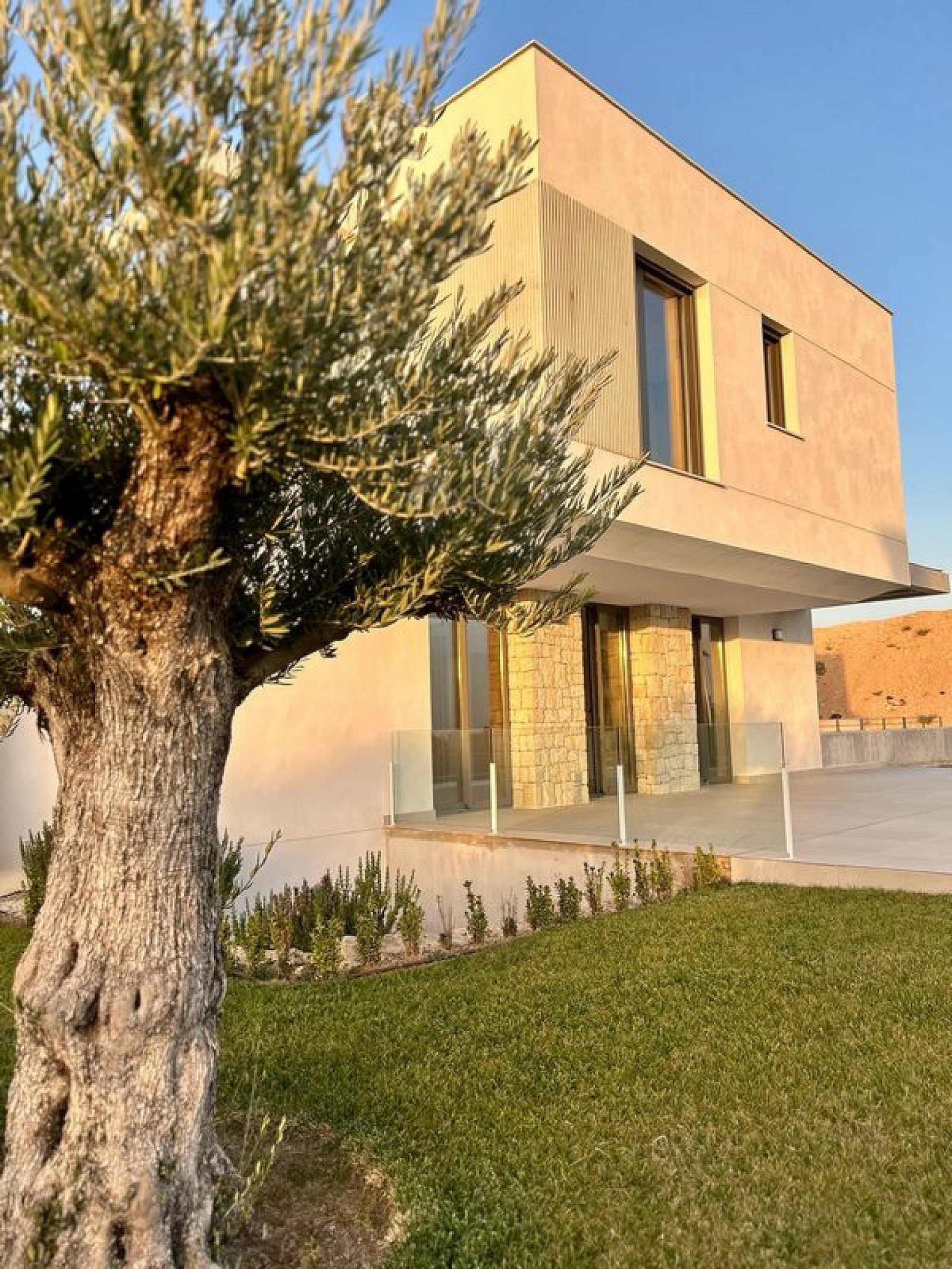 <p>Villa provided with 4 Bedrooms and 4 Bathrooms, private swimming pool and parking space on own plot. </p>