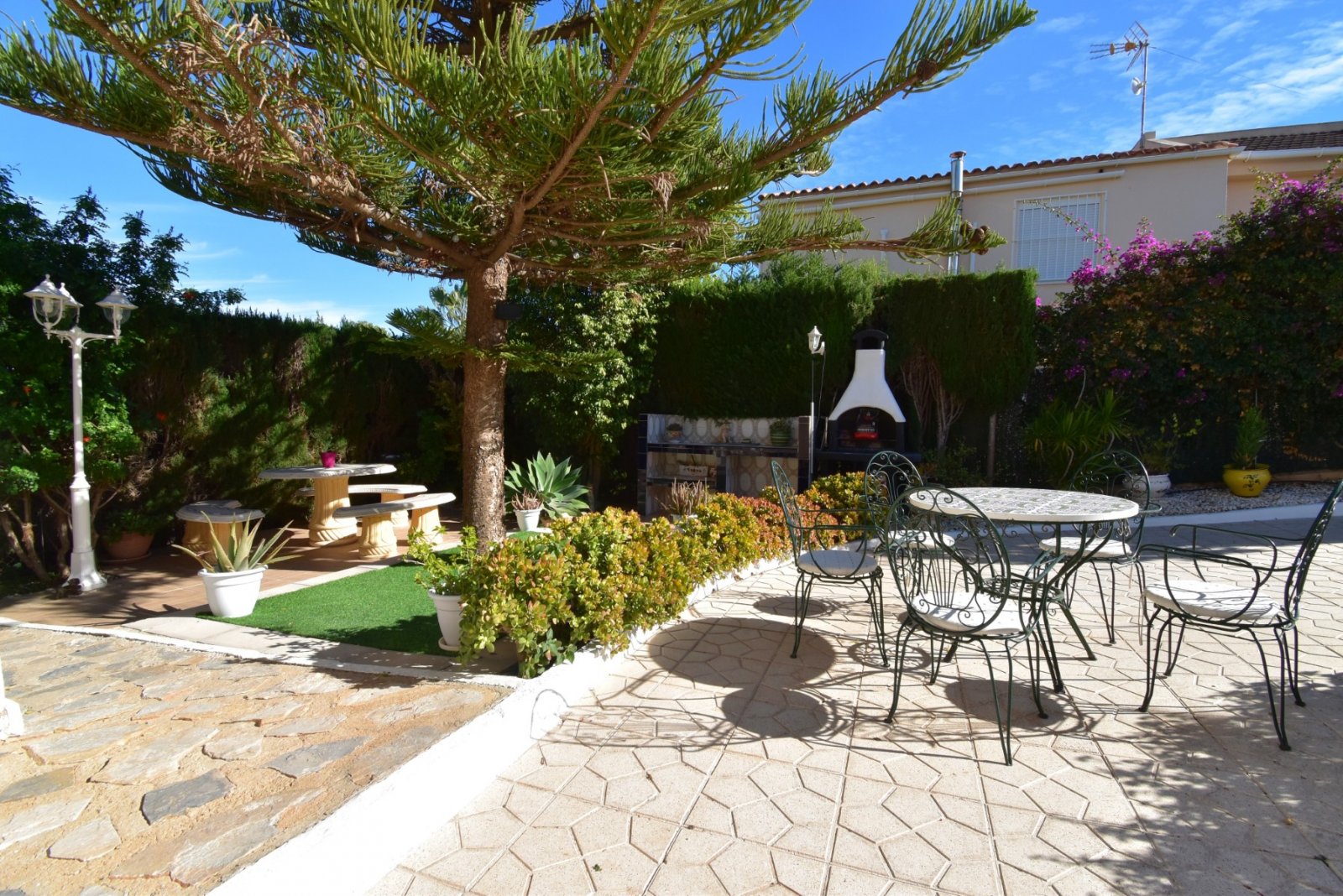   This Four Bedroom South Facing Semi Detached Villa in Los Balcones, is located in a highly desirable area on the Costa Blanca South, within just ...