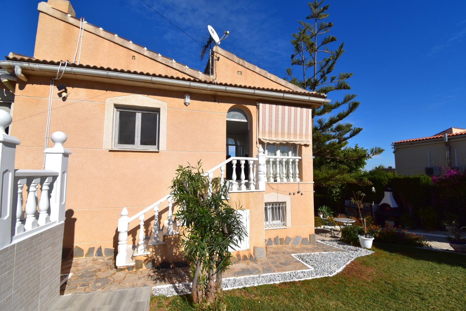   This Four Bedroom South Facing Semi Detached Villa in Los Balcones, is located in a highly desirable area on the Costa Blanca South, within just ...