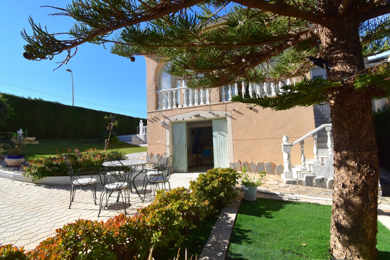   This Four Bedroom South Facing Semi Detached Villa in Los Balcones, is located in a highly desirable area on the Costa Blanca South, within just ...