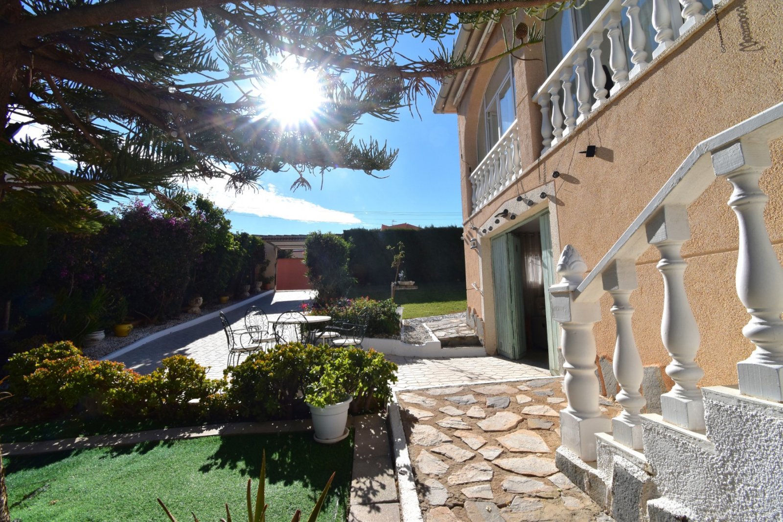   This Four Bedroom South Facing Semi Detached Villa in Los Balcones, is located in a highly desirable area on the Costa Blanca South, within just ...