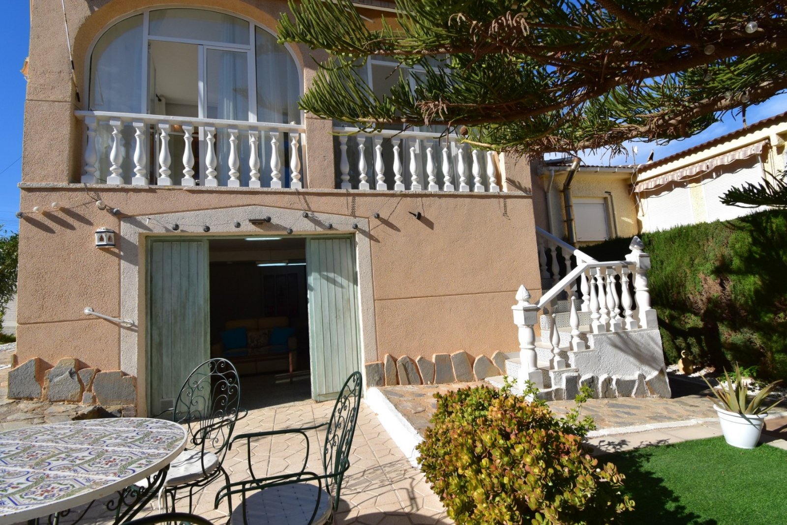   This Four Bedroom South Facing Semi Detached Villa in Los Balcones, is located in a highly desirable area on the Costa Blanca South, within just ...