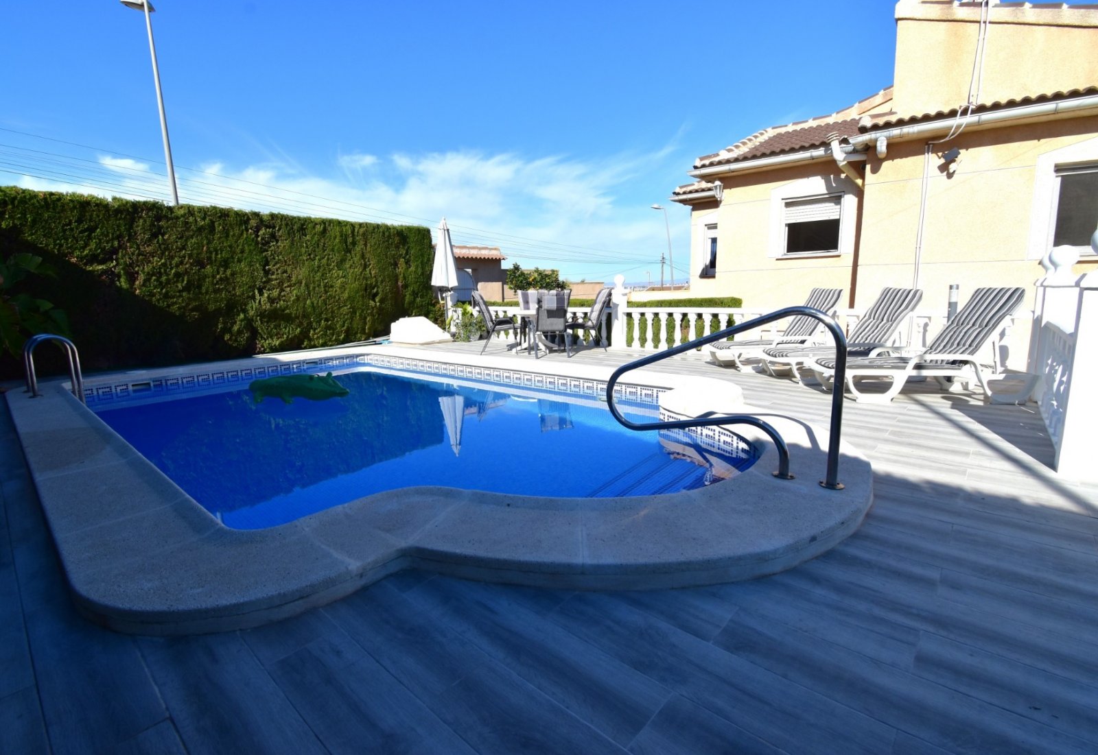   This Four Bedroom South Facing Semi Detached Villa in Los Balcones, is located in a highly desirable area on the Costa Blanca South, within just ...