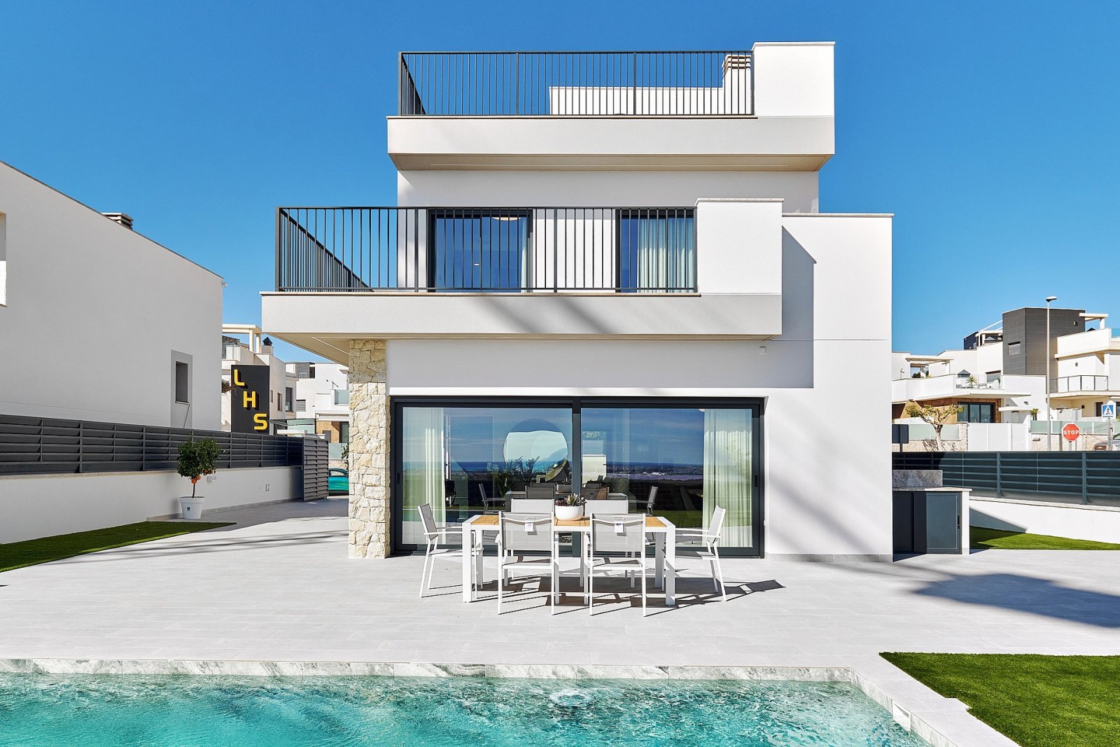 <p>Villa provided with 3 Bedrooms and 3 Bathrooms, private swimming pool and parking space on own plot. </p><p>Discover the luxury of these beautif...