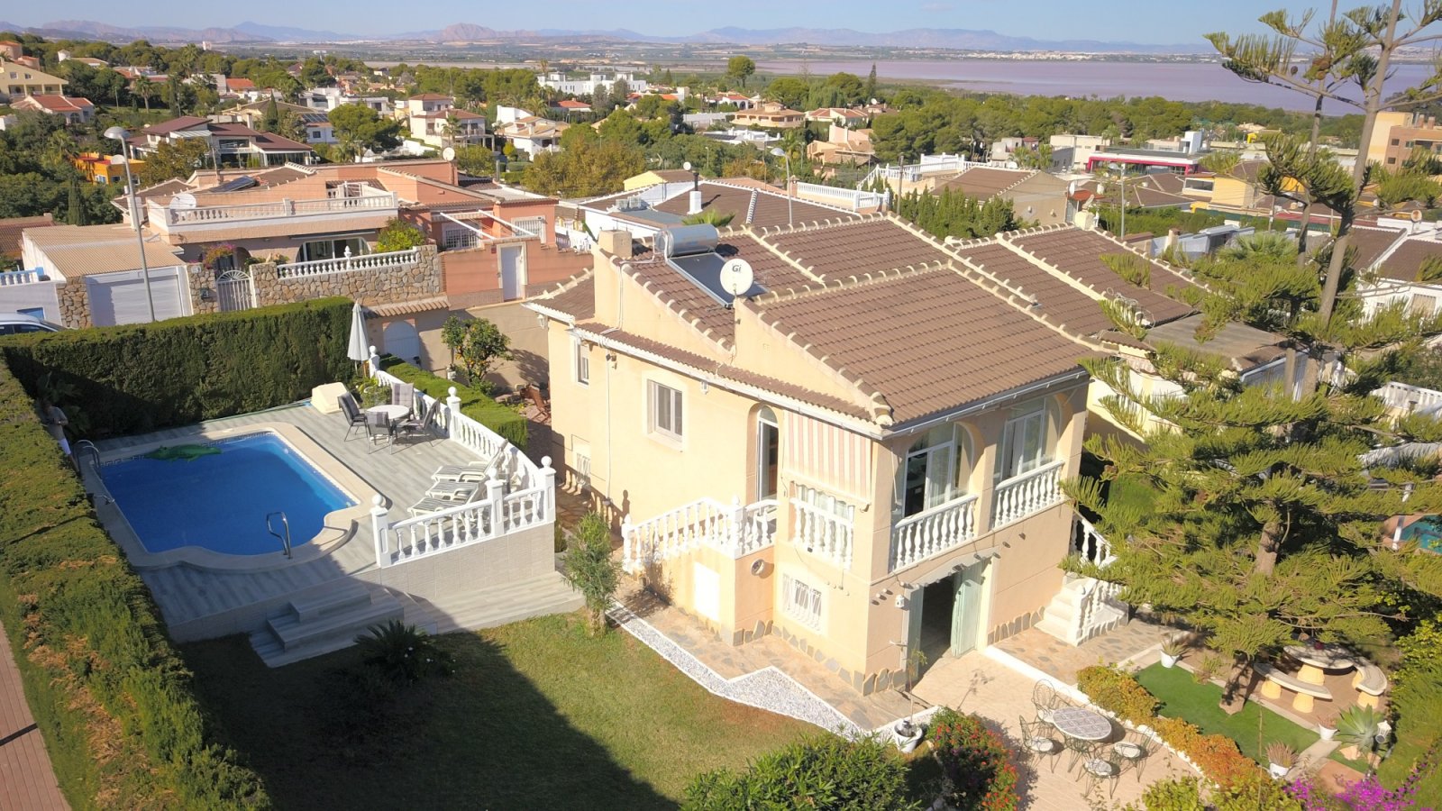   This Four Bedroom South Facing Semi Detached Villa in Los Balcones, is located in a highly desirable area on the Costa Blanca South, within just ...