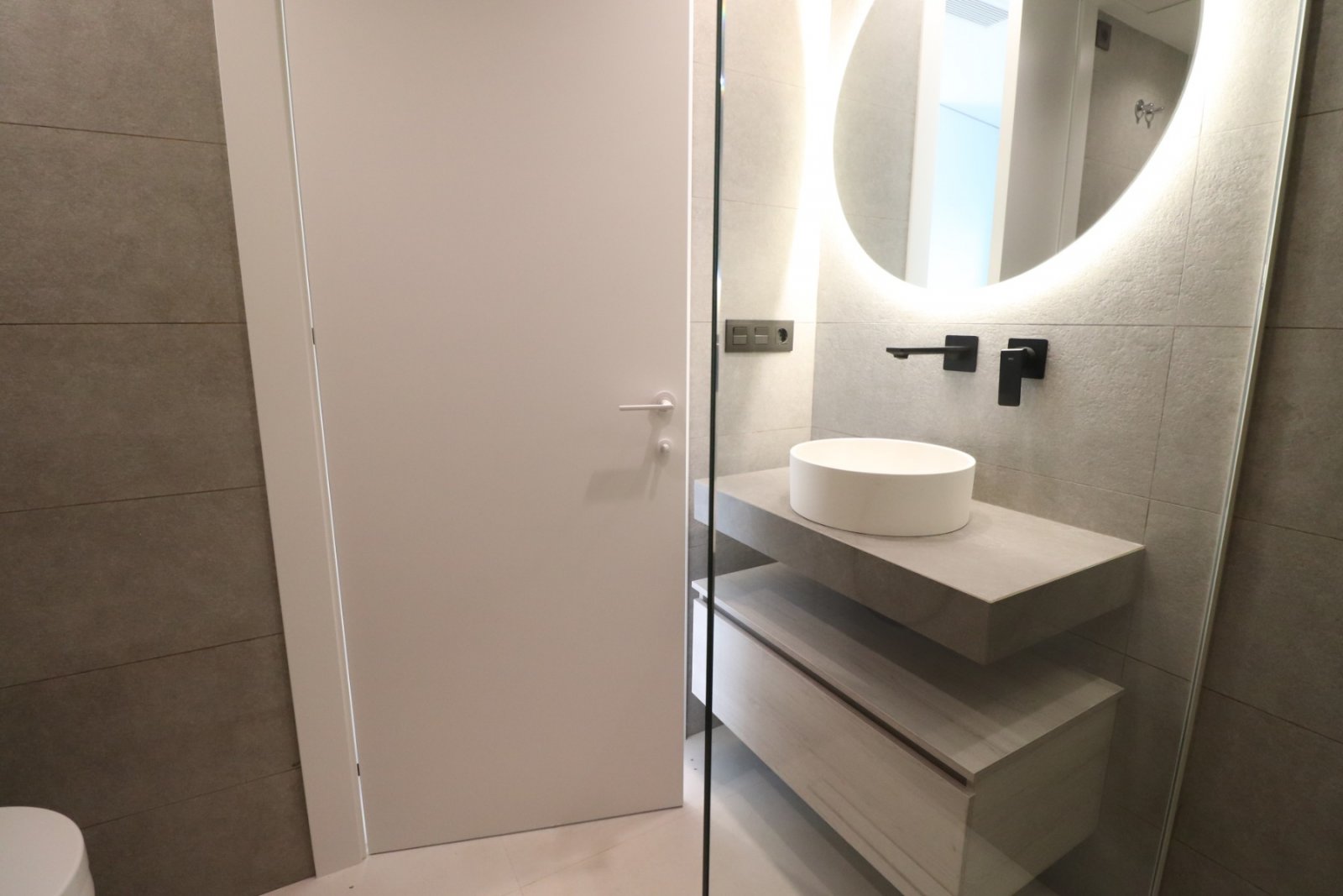   This South Facing Two Bedroom Ground Floor Apartment in Benijofar, is located in a desirable and modern residential area, just a five-minute driv...