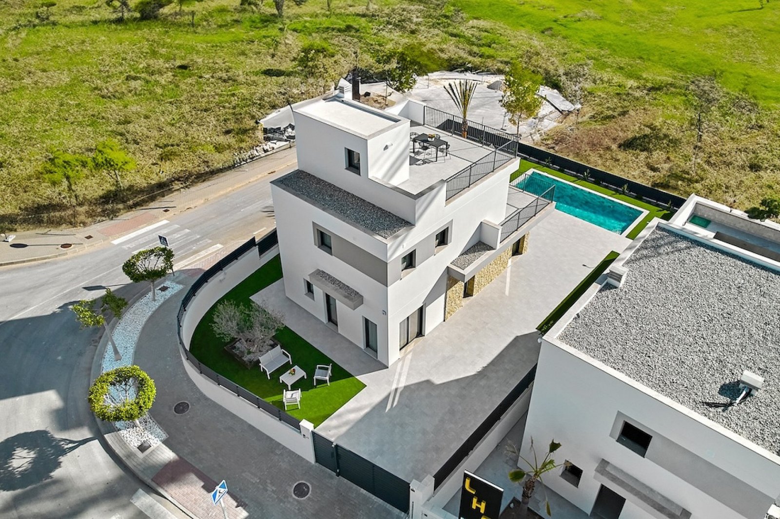 <p>Villa provided with 3 Bedrooms and 3 Bathrooms, private swimming pool and parking space on own plot. </p><p>Discover the luxury of these beautif...