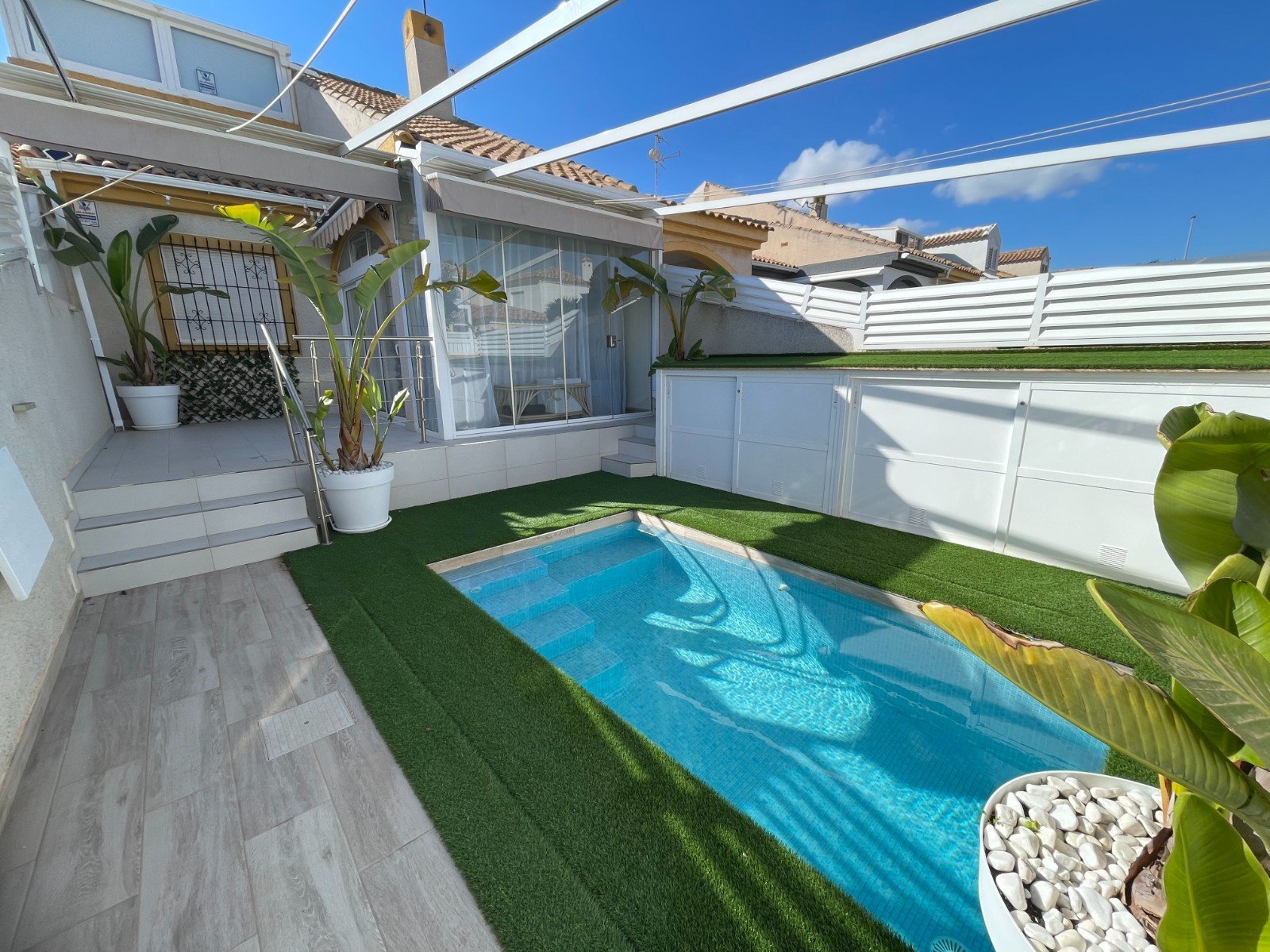   This Renovated, Three Bedroom, Townhouse in Torre de la Horadada is located just a 15 minute walk from its idyllic stretch of beach, in a traditi...