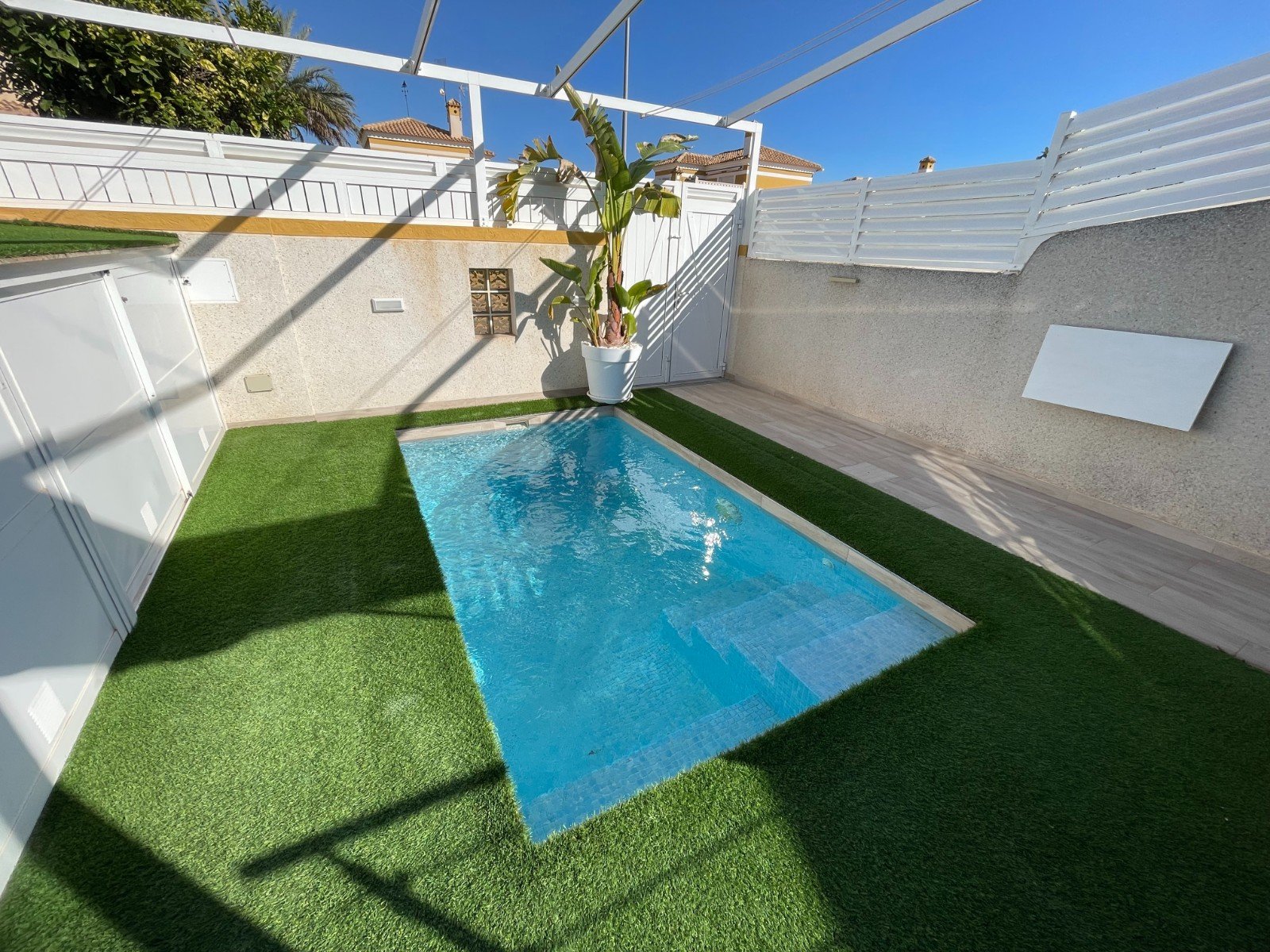   This Renovated, Three Bedroom, Townhouse in Torre de la Horadada is located just a 15 minute walk from its idyllic stretch of beach, in a traditi...