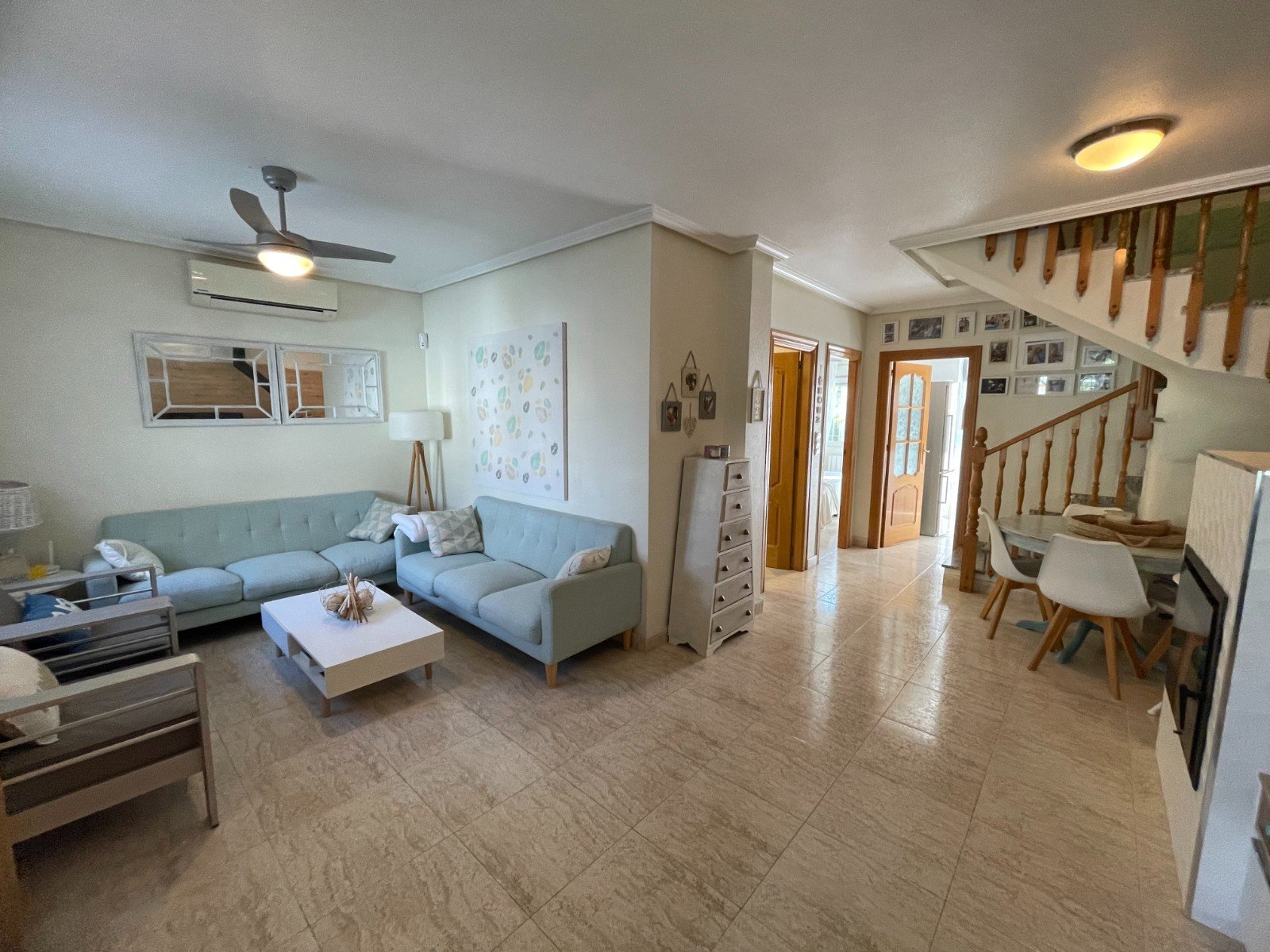   This Renovated, Three Bedroom, Townhouse in Torre de la Horadada is located just a 15 minute walk from its idyllic stretch of beach, in a traditi...