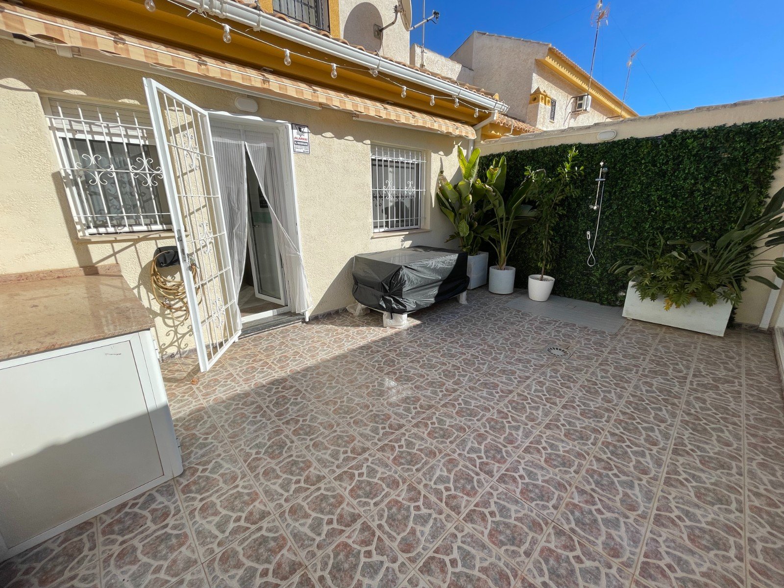   This Renovated, Three Bedroom, Townhouse in Torre de la Horadada is located just a 15 minute walk from its idyllic stretch of beach, in a traditi...