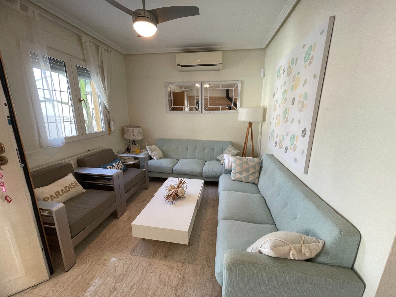   This Renovated, Three Bedroom, Townhouse in Torre de la Horadada is located just a 15 minute walk from its idyllic stretch of beach, in a traditi...