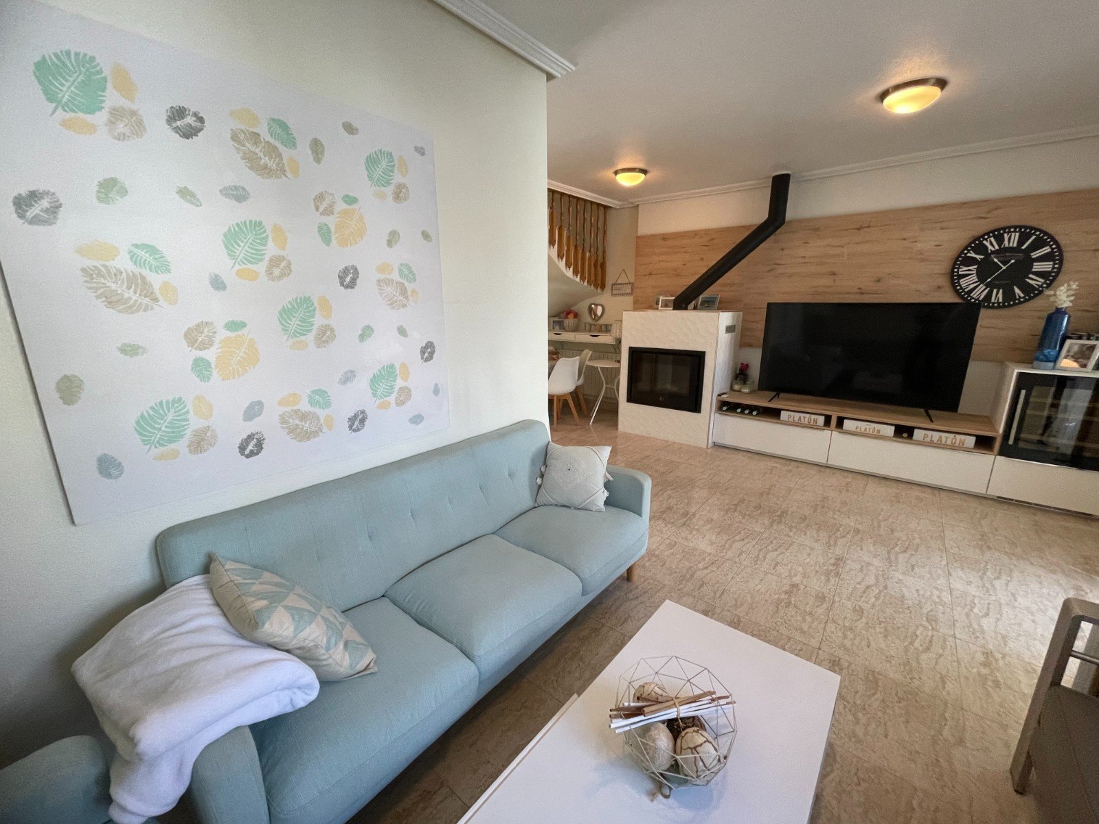   This Renovated, Three Bedroom, Townhouse in Torre de la Horadada is located just a 15 minute walk from its idyllic stretch of beach, in a traditi...