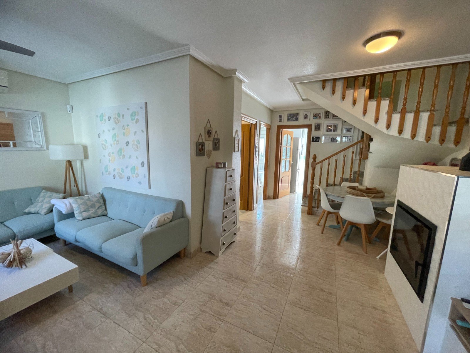   This Renovated, Three Bedroom, Townhouse in Torre de la Horadada is located just a 15 minute walk from its idyllic stretch of beach, in a traditi...