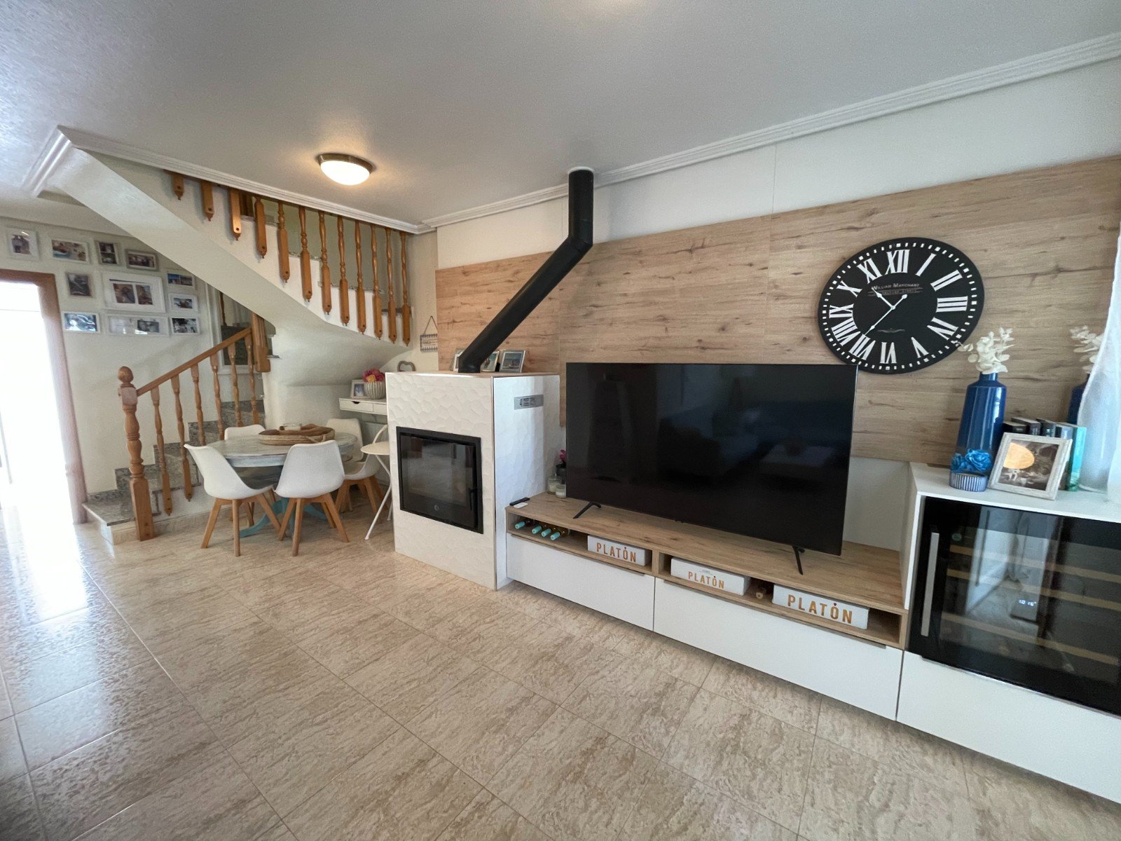   This Renovated, Three Bedroom, Townhouse in Torre de la Horadada is located just a 15 minute walk from its idyllic stretch of beach, in a traditi...