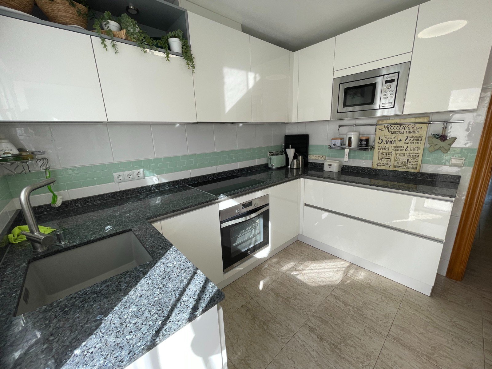   This Renovated, Three Bedroom, Townhouse in Torre de la Horadada is located just a 15 minute walk from its idyllic stretch of beach, in a traditi...