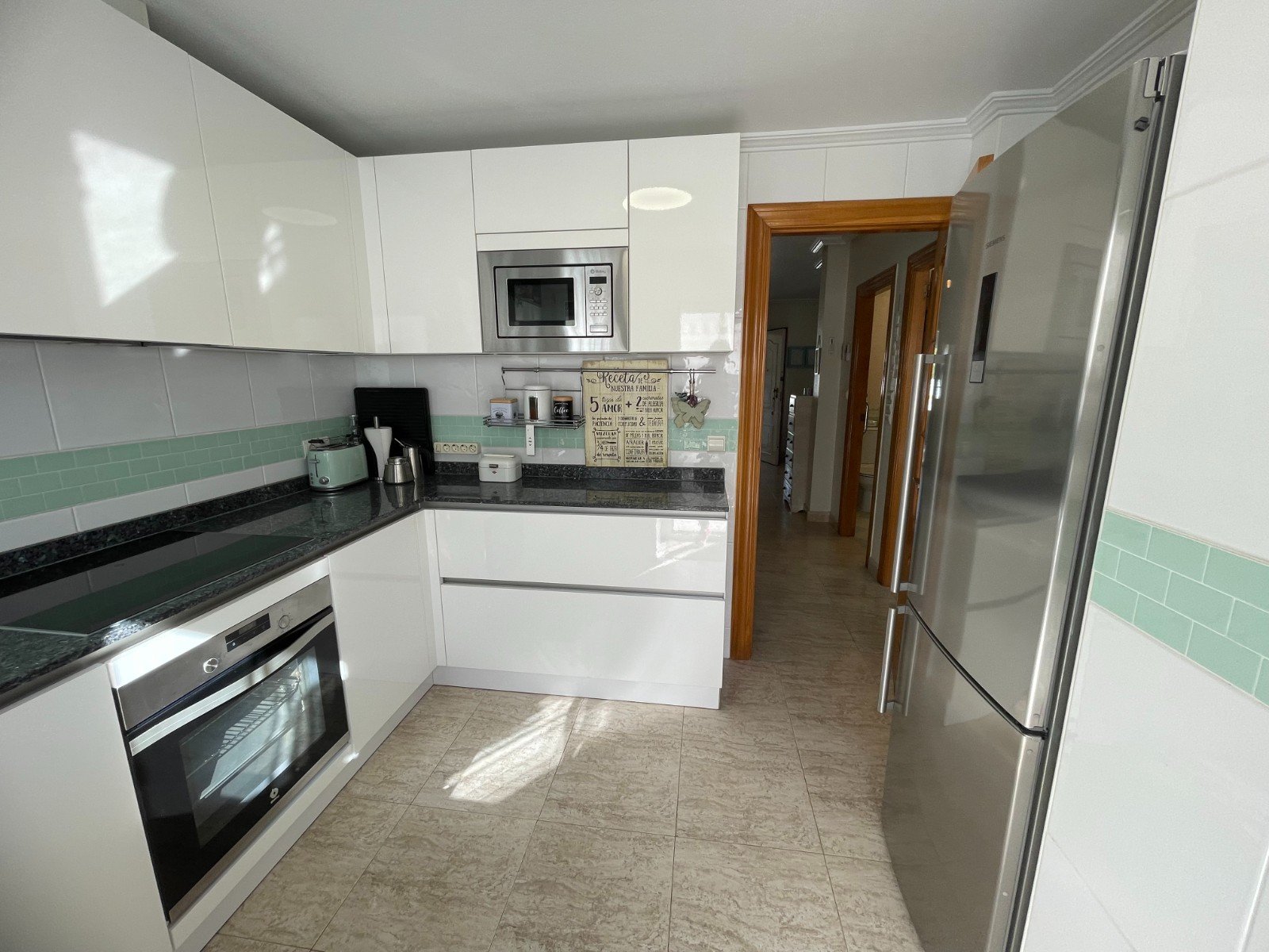   This Renovated, Three Bedroom, Townhouse in Torre de la Horadada is located just a 15 minute walk from its idyllic stretch of beach, in a traditi...