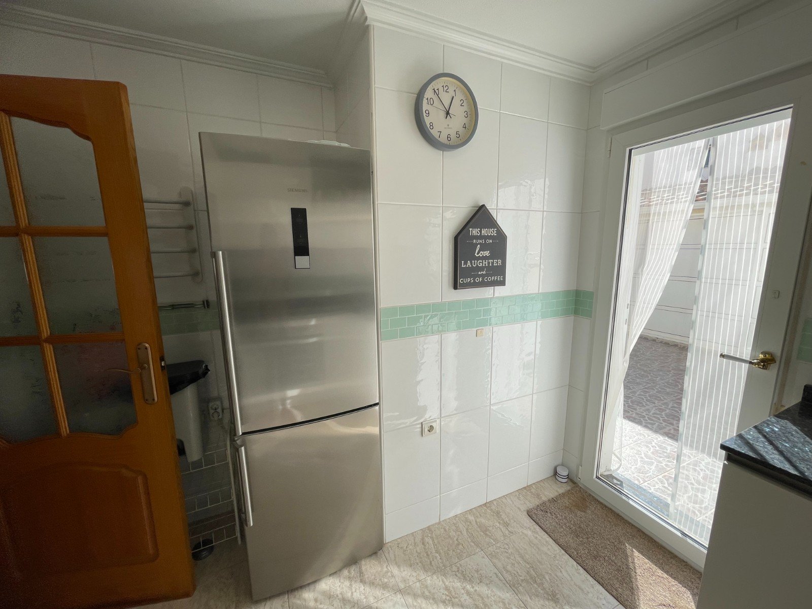   This Renovated, Three Bedroom, Townhouse in Torre de la Horadada is located just a 15 minute walk from its idyllic stretch of beach, in a traditi...